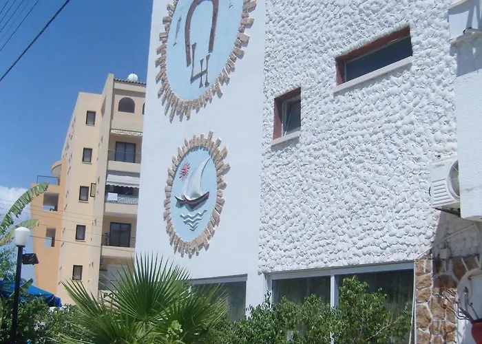 מלון Best Western Plus Larco 2*