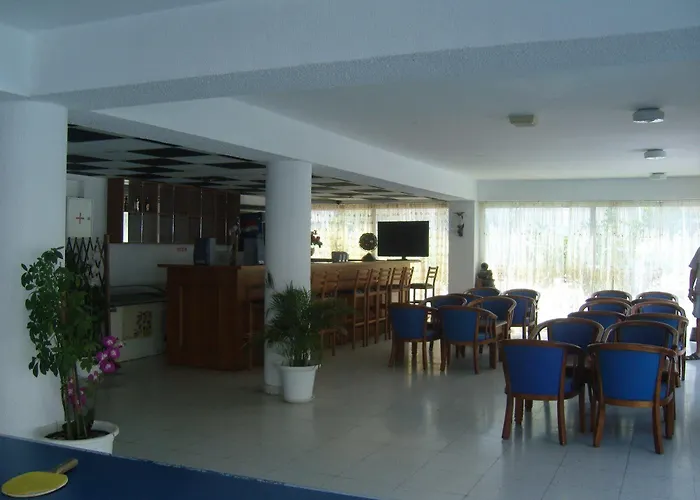 Best Western Plus Larco מלון 2*